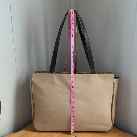 Burberry's Double Handle Large Beige Tote Shadow Horse Haymarket Check Trim GUC - Picture 4 of 13